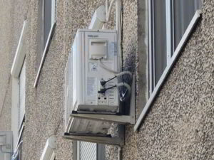 Klíma kültéri egység hiányzó takaróval szigetelés nélkül