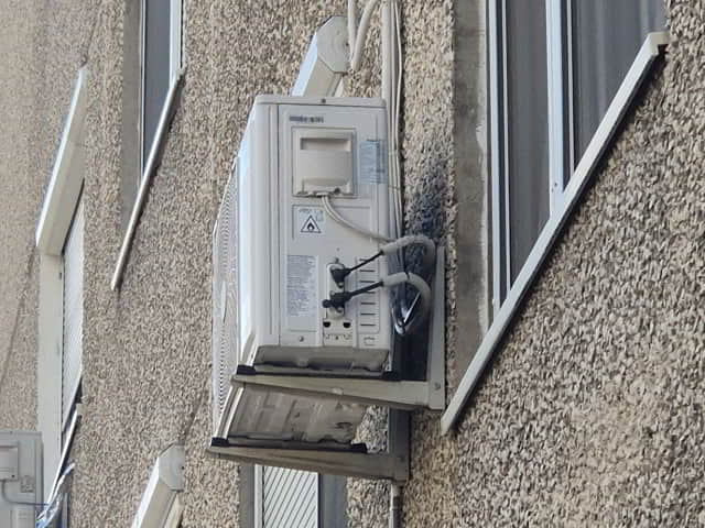 Klíma kültéri egység hiányzó takaróval szigetelés nélkül