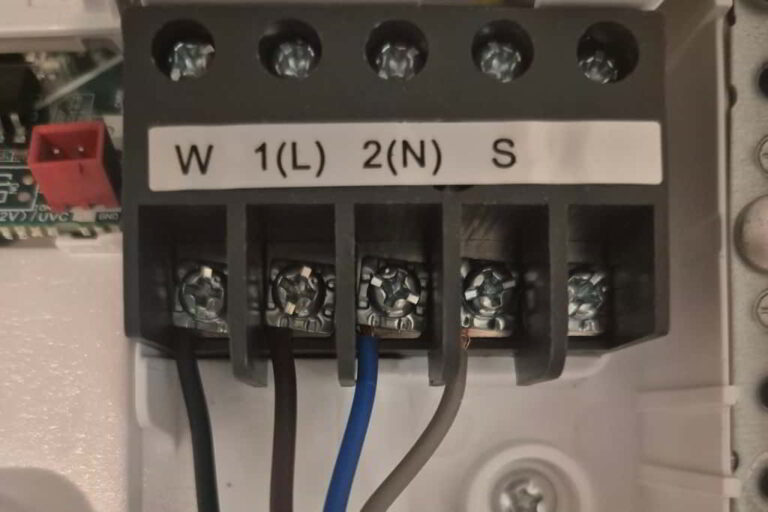 Beltéri egység sorkapocs érvéghüvely nélküli bekötéssel